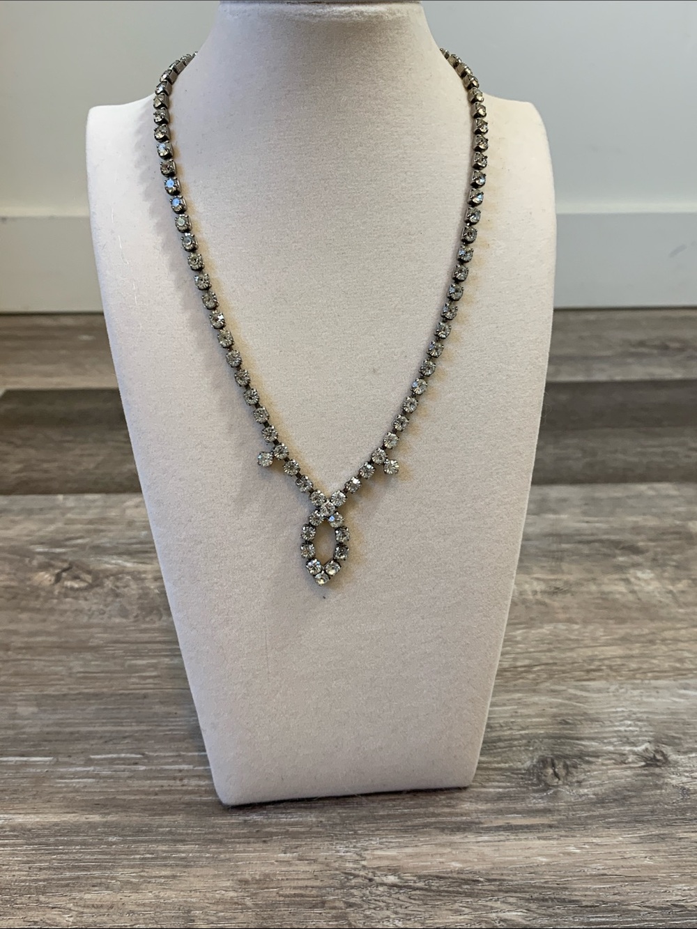 Vintage Classic Rhinestone Teardrop Necklace - Silver Tone